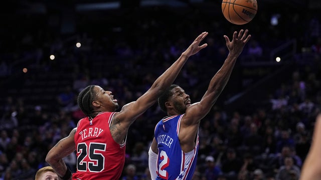 Chicago Bulls' Zach Collins (12) goes up to shoot against Chicago Bulls' Dalen Terry during the first half of an NBA basketball game 