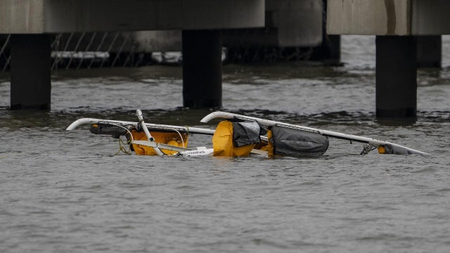 Helicopter crashes into Hudson River in New York City 