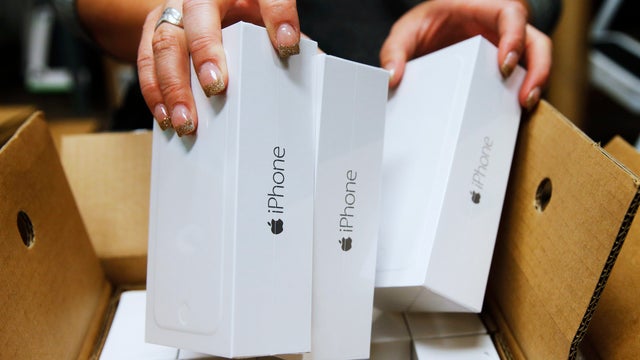 Verizon Store Stocks Shelves With New Apple iPhone 6 